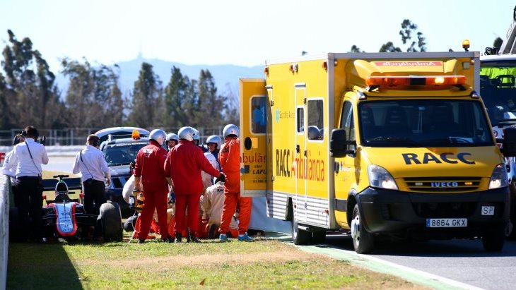 Алонсо получает помощь от медиков