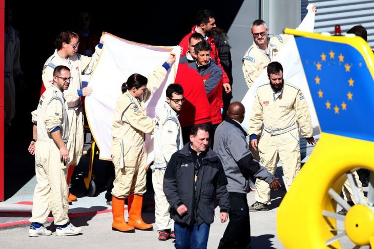 Алонсо везут к вертолету