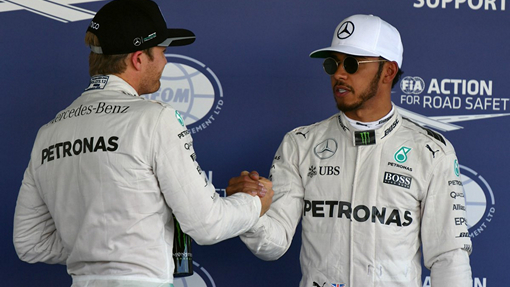 Льюис Хэмилтон принимает поздравления от Нико Росберга