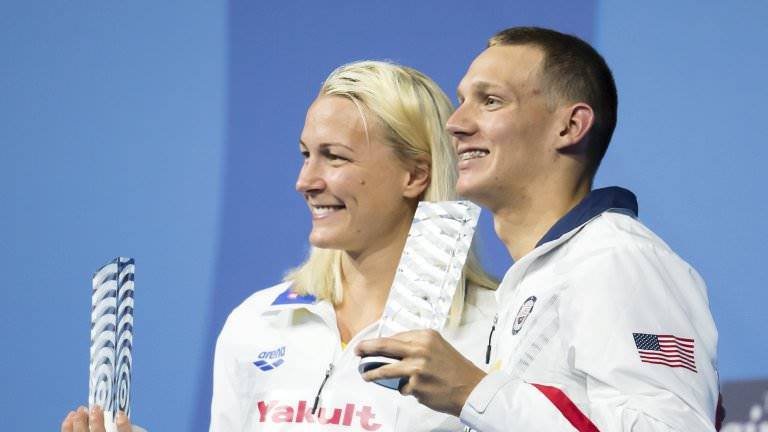 Сара Шестрем (слева) и Кэлеб Дрессел с персональными наградами