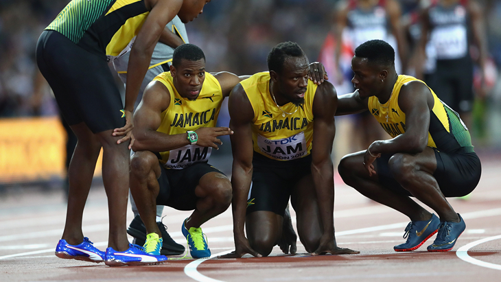 Усэйн Болт в окружении партнеров по команде