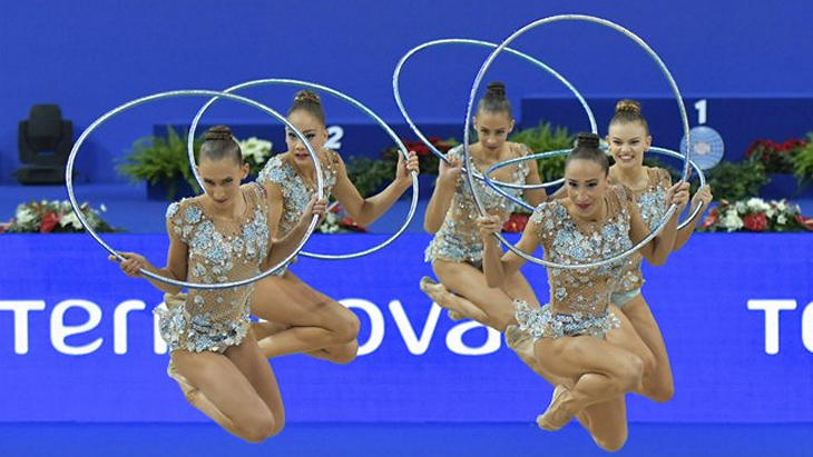 Упражнения с пятью обручами