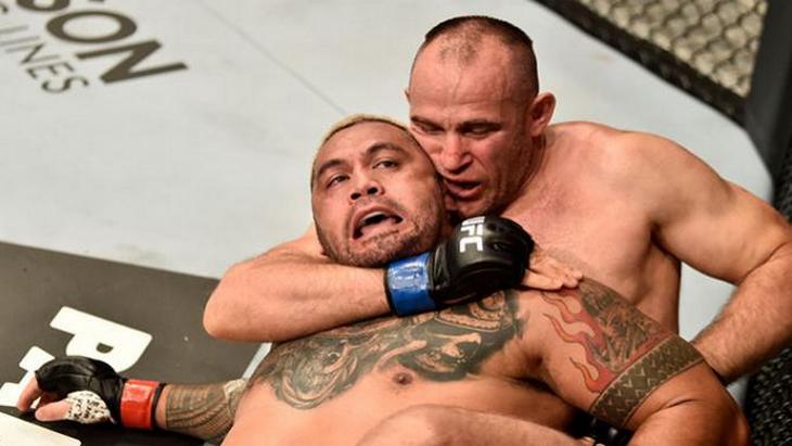 Алексей Олейник выполнил удушающий прием