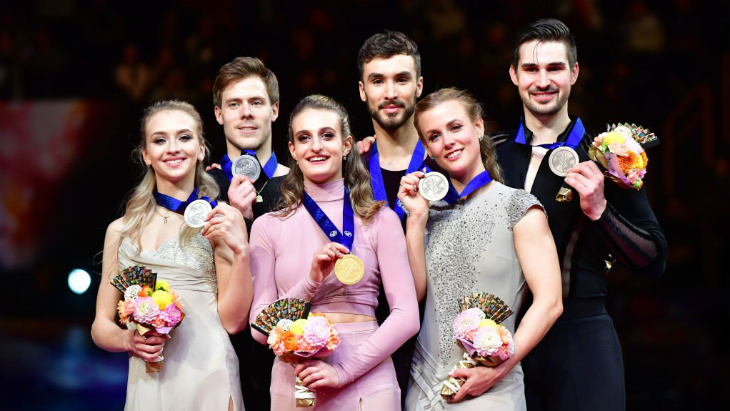 Виктория Синицина и Никита Кацалапов (слева)