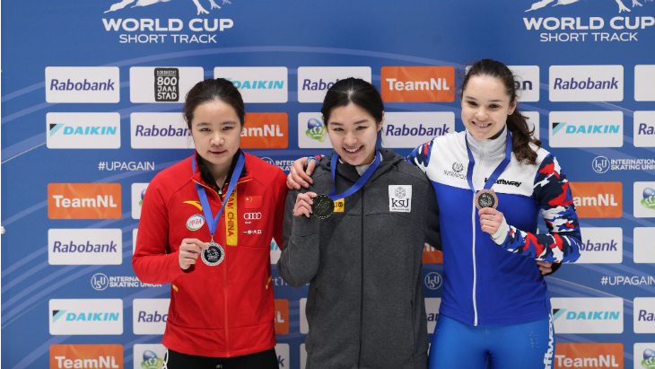 Софья Просвирнова (справа)