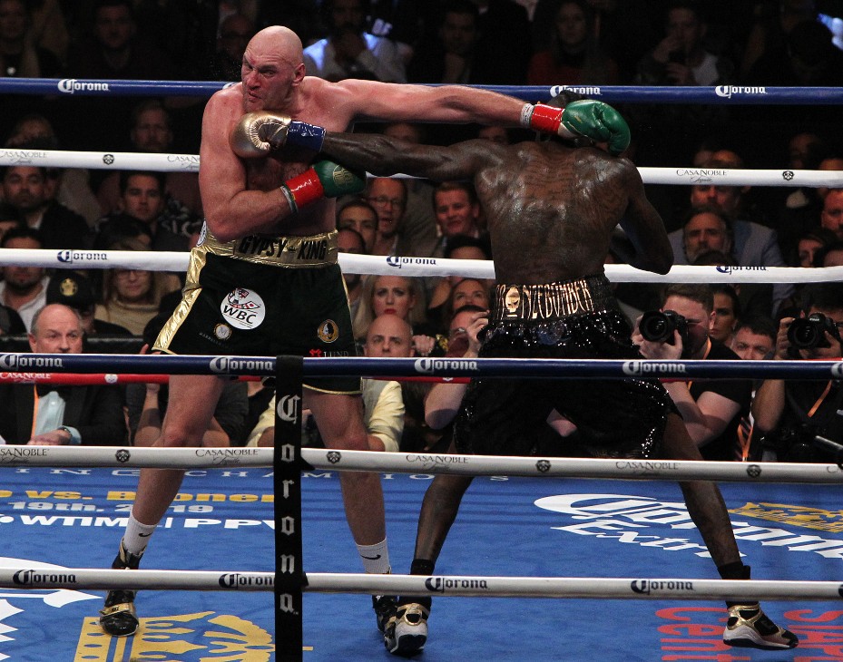 Тайсон Фьюри в бою с Деонтеем Уайлдером