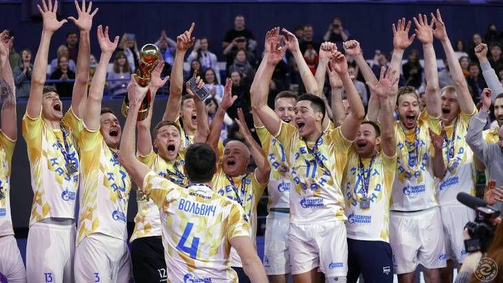 Блокирующий Артем Вольвич с командой празднует победу в Кубке России