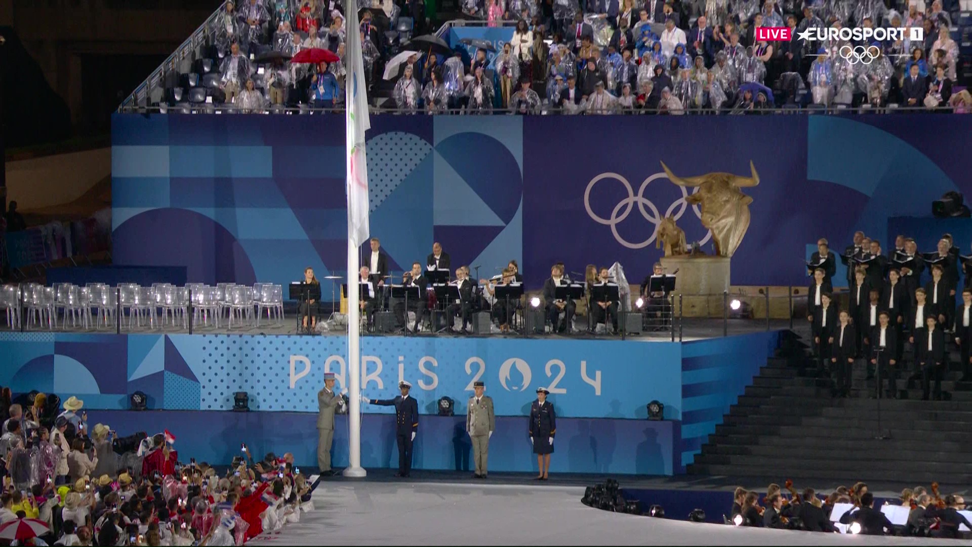 Флаг поднимается