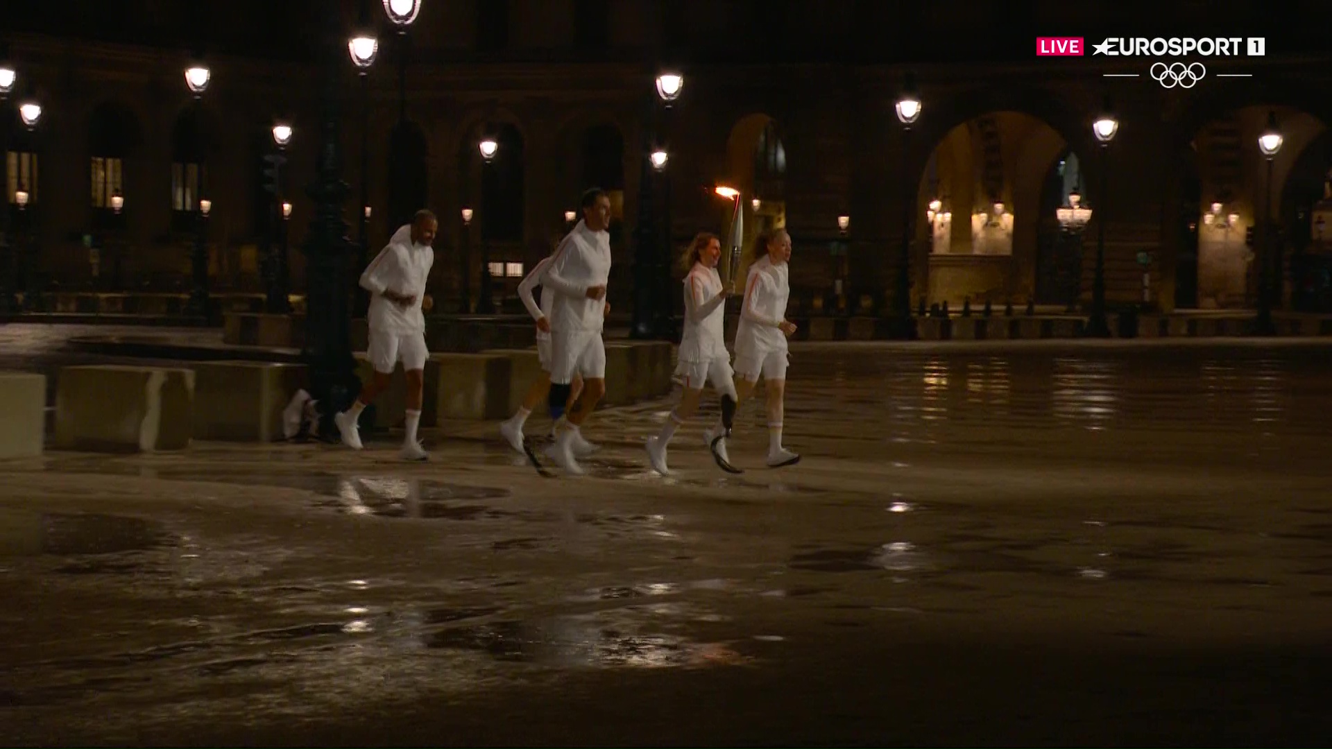 Факелоносцев все больше