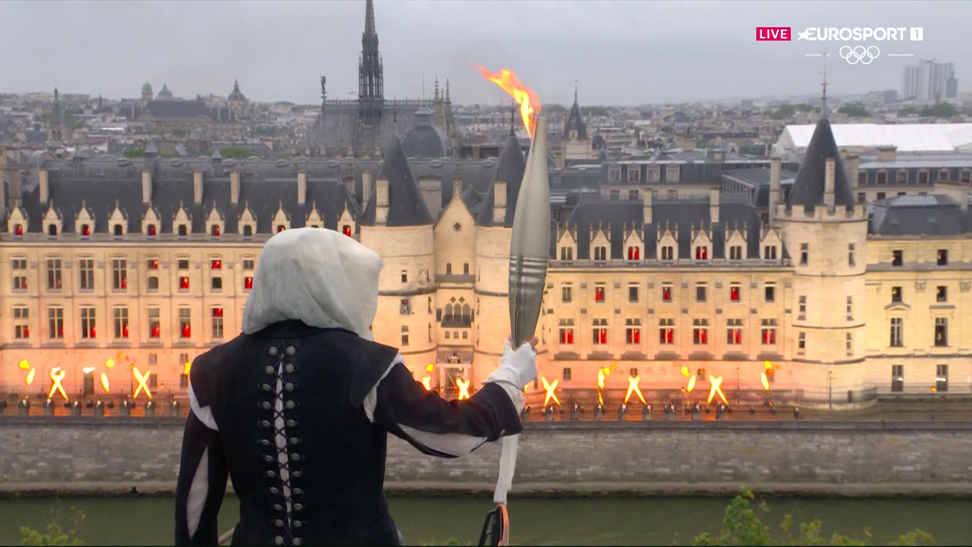 Дождь идет, но огонь не гаснет. 