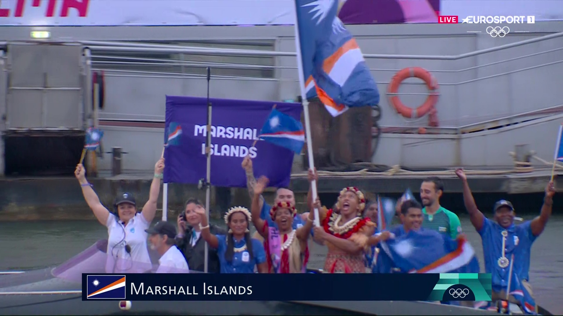 На своей лодке