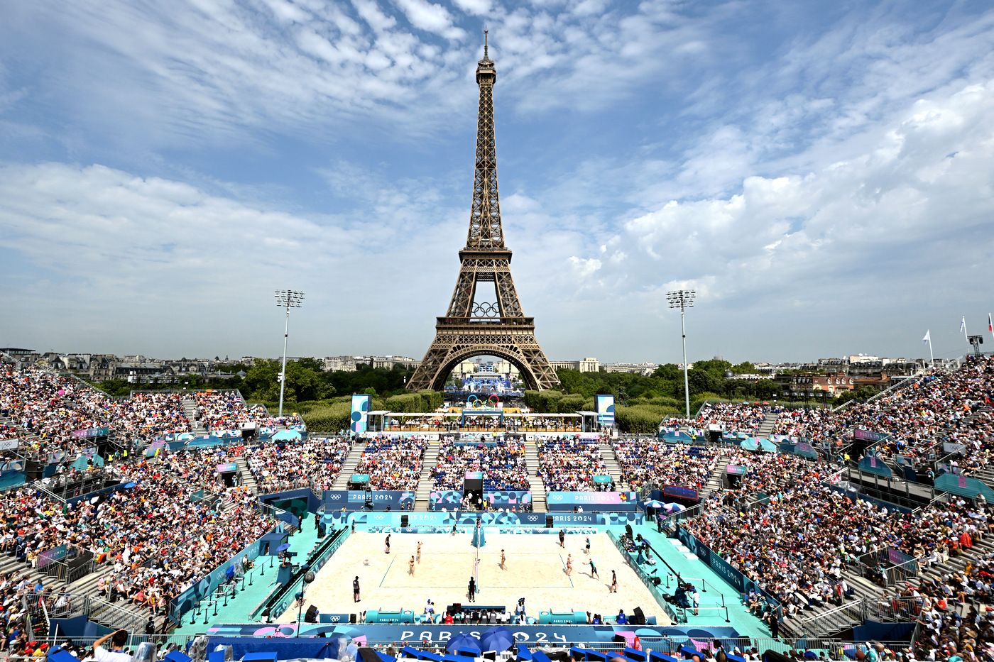 Париж, Эйфелева башня и пляжный волейбол