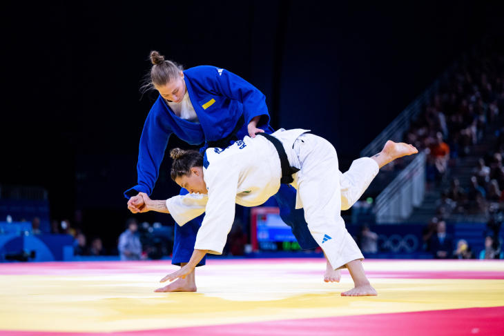 Белланди (в белом) в против Литвиненко