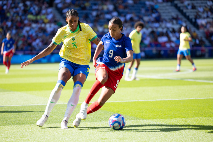 Мэллори Свансон (справа)