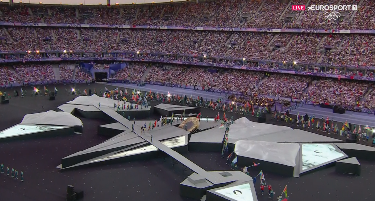 Сцена в кольце