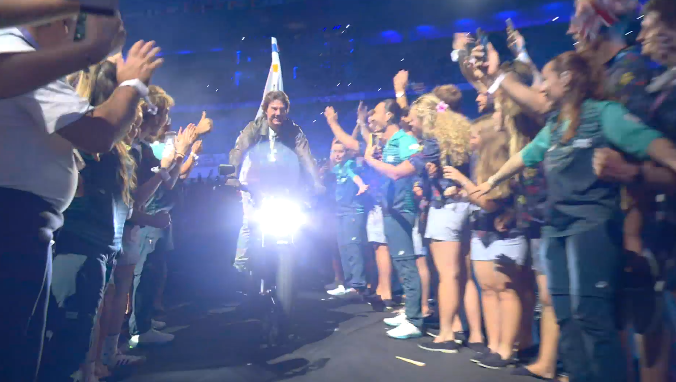 Том на мотоцикле