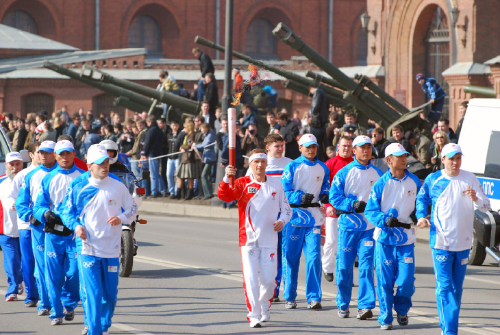 Владимир Драчев с олимпийским огнем игр в Пекине (2008)