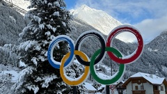 Олимпийские кольца рядом с биатлонным стадионом в Антхольце 