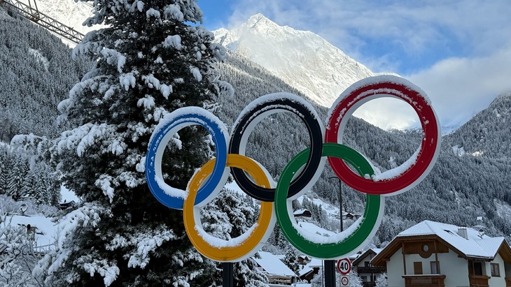 Олимпийские кольца рядом с биатлонным стадионом в Антхольце