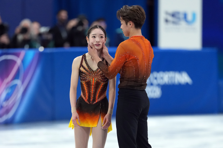 Сумитада Моригути утешает Юну Нагаоку