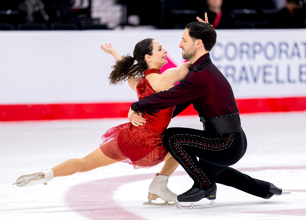 Деанна Стеллато-Дудек в вишнёвом платье