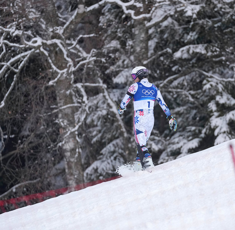 Атле Ли Макграт уходит в сторону леса