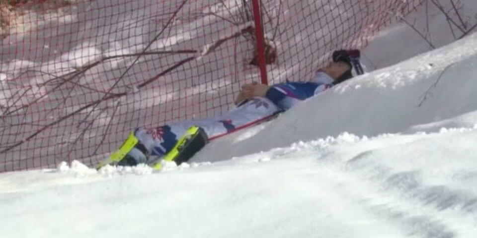 Атле Ли Макграт в сугробе