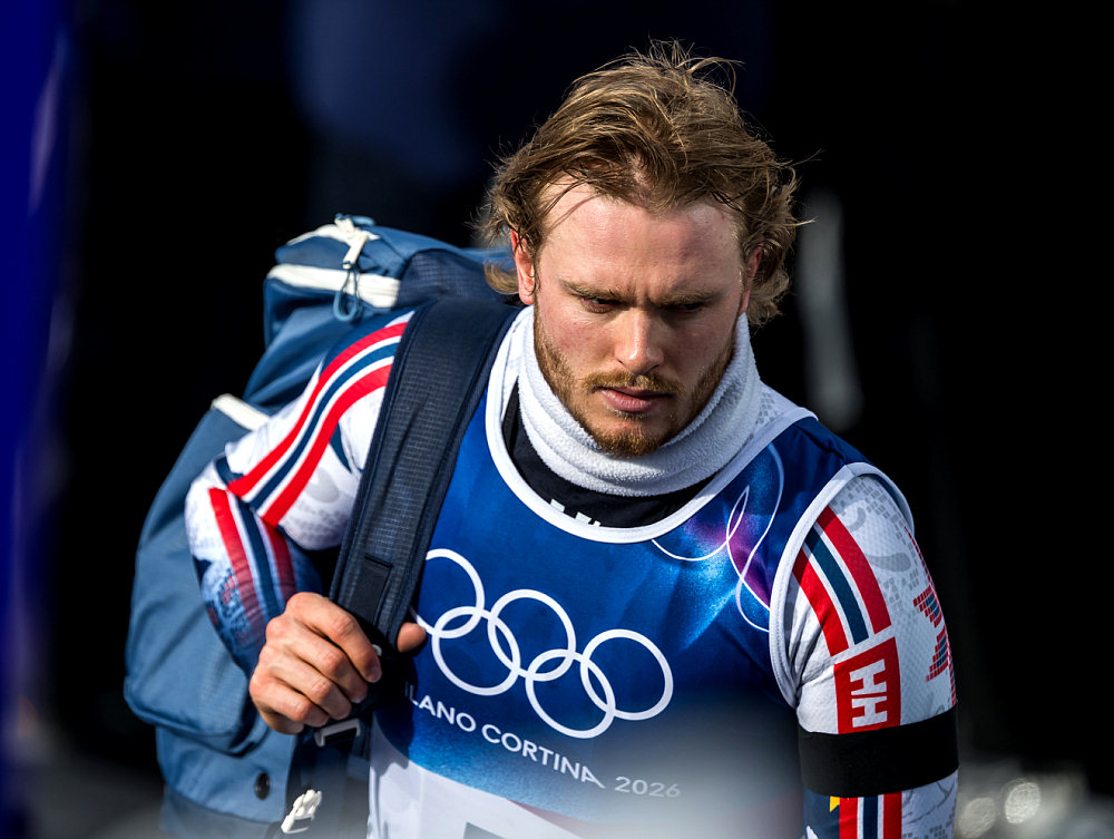 Атле Ли Макграт с траурной повязкой в память о деде