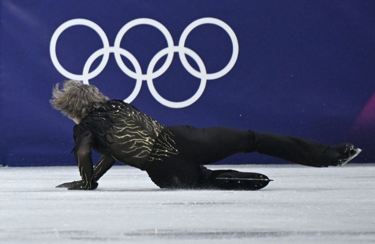 Илья Малинин упал во время выступления в финале соревнований по фигурному катанию среди мужчин в одиночном разряде