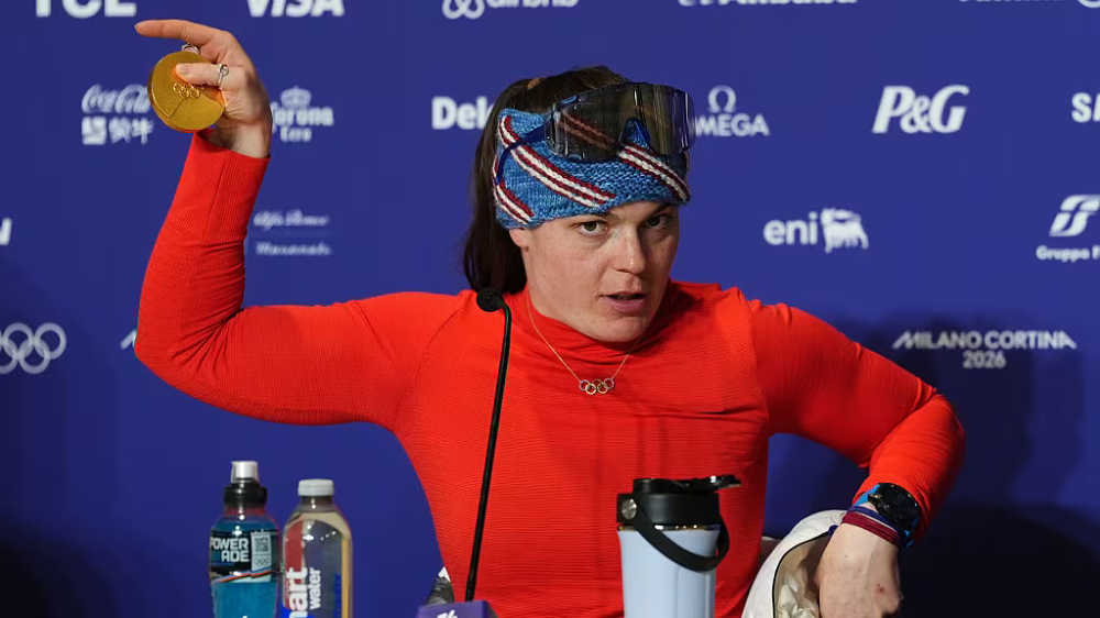 Бризи Джонсон рассказывает на пресс-конференции, как у нее сломалась медаль