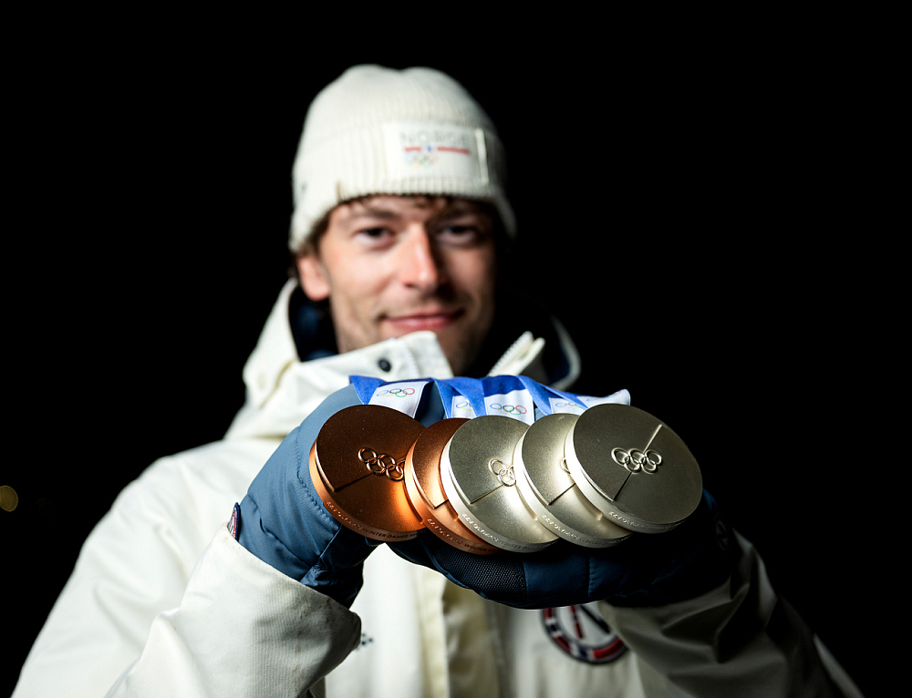 Стурла Холм Лёгрейд с коллекцией медалей Милана-2026