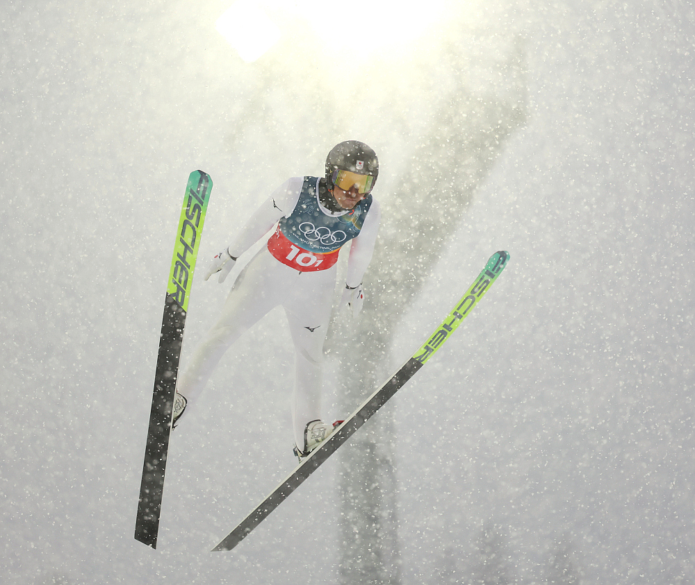 Прыжки с трамплина возбудили повышенный интерес на Олимпиаде. (Спортсмен на фото — просто для примера)