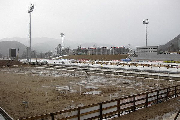 Биатлон под дождем и без снега (15 фото)