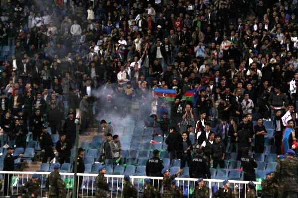 Беспорядки на матче Азербайджан  — Россия (18 фото)