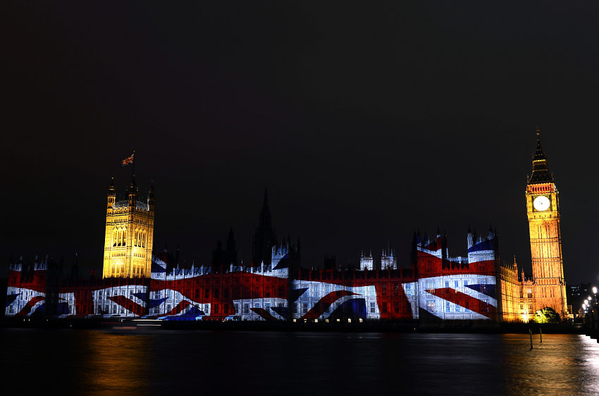 Салют и зажжение Олимпийского огня