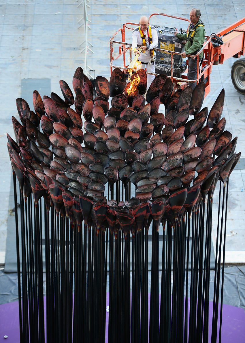 Погасший и вновь зажженный Олимпийский огонь