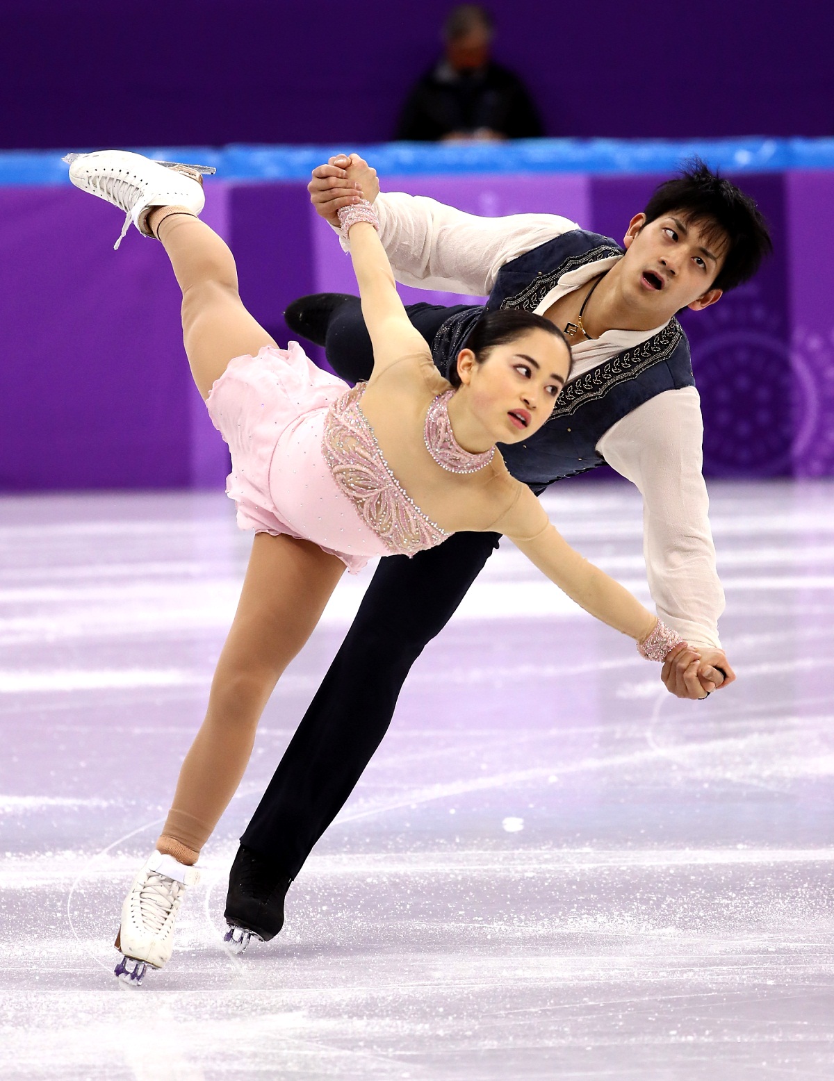 Спортивные пары на командном турнире у фигуристов