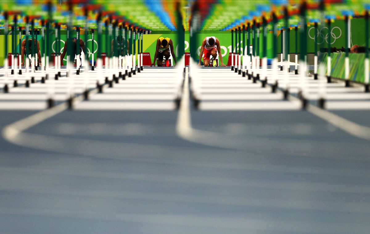 Победа ямайца Маклеода в беге на 110 метров с барьерами