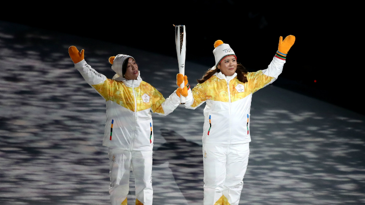 Корейские хоккеистки несли факел вдвоем