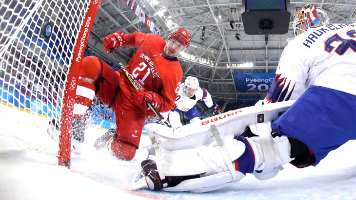 Сергей Калинин забивает шайбу в ворота Норвегии