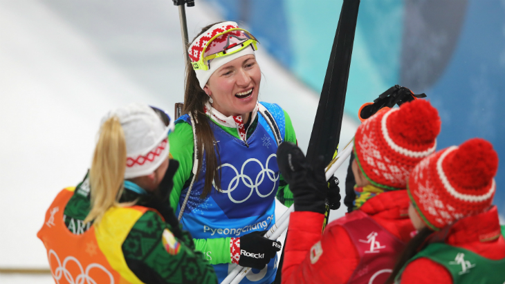 Дарья Домрачева празднует с командой победу