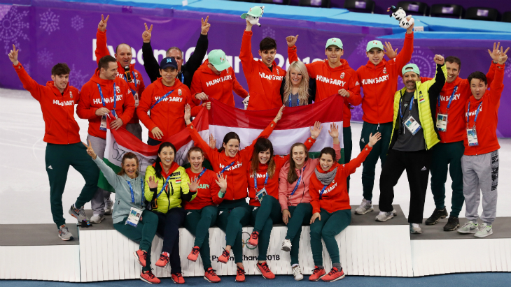Сборная Венгрии на радостях забралась на пьедестал вся
