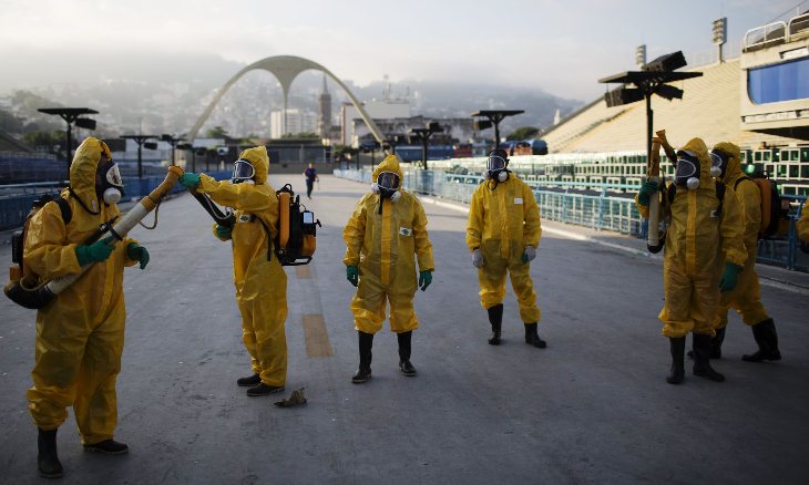 Представители ВОЗ готовятся к распылению инсектицидов 