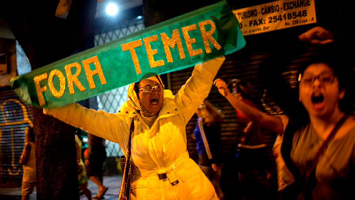 Протестующие в ночном Рио