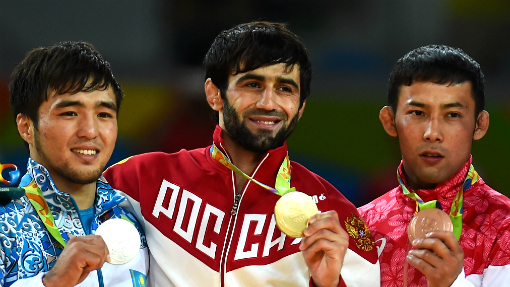 Беслан Мудранов (в центре)