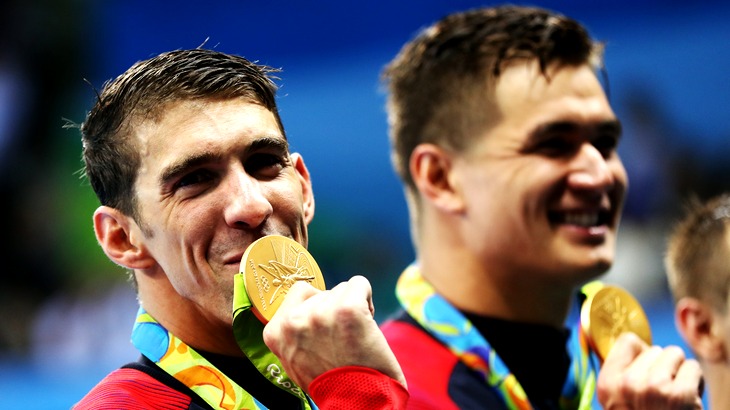 Майкл Фелпс целует очередное олимпийское золото