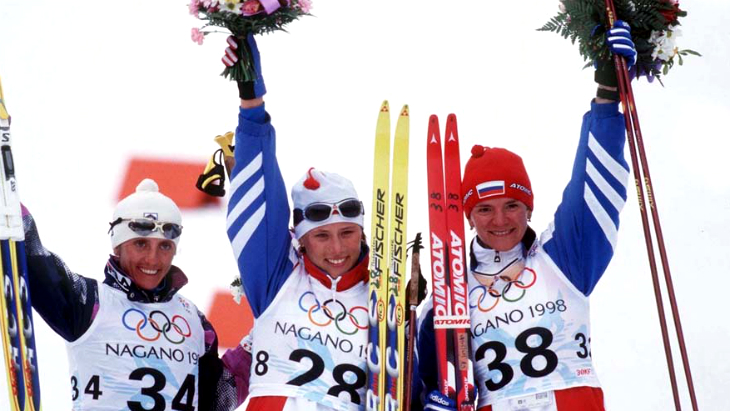 Юлия Чепалова (в центре) и Лариса Лазутина (справа)