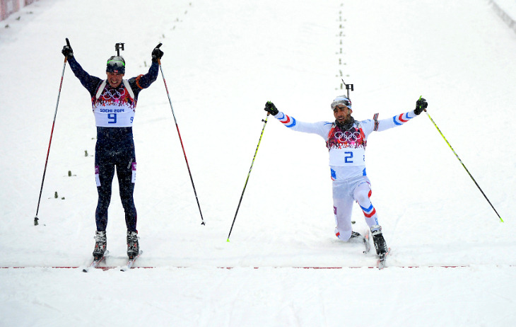 Эмиль Хегле Свендсен (слева) и хитрый Мартен Фуркад на финише масс-старта