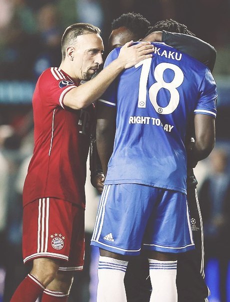 Франк Рибери утешает Лукаку