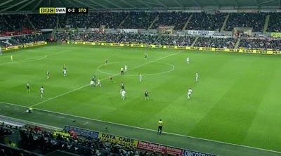 Питер Крауч успешно играет в стеночку и выдает голевую передачу